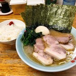 ラーメン六角家 - チャーシューメン ¥900
            のり¥100、ライス ¥100、たまごサービス