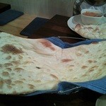 イーマサラ - でっかいナン。