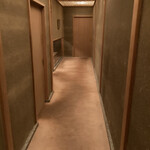 緒方 - ここを通ってカウンター席へ