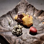 TOSAGE - フリットは鱧と新潟県の黒舞茸の2種類。添えられているのは大根おろしにキャビアを和えたものとキャビアライム。