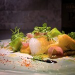 TOSAGE - たっぷりのボッタルガとハーブや茗荷、四角豆。墨のソース、ピマンデエスプレットで美しく、味わいはフルーティさを感じる涼やかで美味しいものでした。