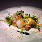 TOSAGE - 肉厚な墨烏賊のカルパッチョとゲソのコンフィ。黄色いトマトのジュレや黄色いカリフラワーのローストが一緒に盛られています。