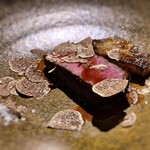 TOSAGE - 菊芋のコンフィのローストが添えられています。