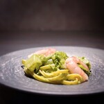 TOSAGE - 香り良きジェノベーゼのパスタに生の甘海老と蕪です。