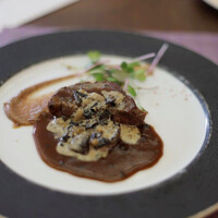 ビュッフェ＆カフェレストラン ナイト＆デイ - 牛フィレ肉のポワレシャンピニオンと栗のアラクレーム添え