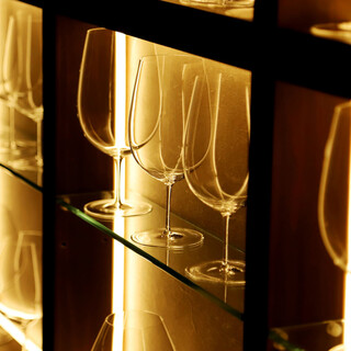 ハンドメイドのワイングラスで非日常な１杯をどうぞ。