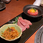 蕃 YORONIKU - センマイ、本日のお刺身、ユッケ