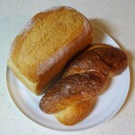 Moulus a la Meule - 角食パン ワンローフ、ミルクのねじりパン