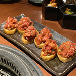 蕃 YORONIKU - ユッケをバゲットに乗せて