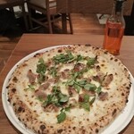 good spoon pizzeria&cheese - 白ワインで煮込んだ牛肉とクレソンのピザ