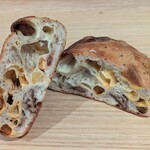 ラトリエ ドゥ プレジール - ローズマリー・黒こしょう・２種のチーズ・ピーカンナッツ入りのアドリブパン