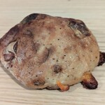 ラトリエ ドゥ プレジール - ローズマリー・黒こしょう・２種のチーズ・ピーカンナッツ入りのアドリブパン