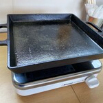 大衆ハラミ・焼肉専門店 ワタジン - ワタジン焼きで使う鉄板鍋