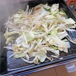 Taishuu Harami Yakiniku Senmonten Watajin - まずは野菜を焼いて