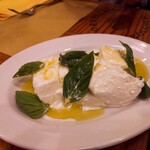 ピッツェリア パーレンテッシ - ⚫毎週直送イタリアの牛乳屋さんの手作り水牛モッツァレラ