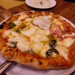 ピッツェリア パーレンテッシ - ⚫マルゲリータ&ビスマルクのハーフ&ハーフ