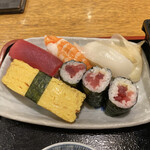 Tsukiji Sushi Iwa - 大ぶりの寿司は食べ応えあります。私は好きです。