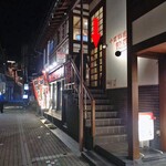 龍燕 - 入り口は路地を少し入った場所にあります（赤い➡︎）