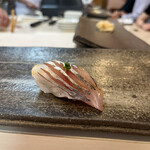 松寿司 - 鯵。今日はヒカリモノが素晴らしい！