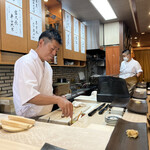 松寿司 - アットホームな雰囲気の店内。大将の真っ白な白衣が映えます！