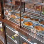 島屋食堂 - ケース　遅い時間でもけっこう残っていました。