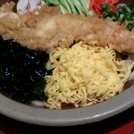 讃岐うどん さぬきや - 冷やし天ぷらそば　：　こちらは甘目のツユでいただきます。個人的には冷たいうどんは生醤油の方が好み。海老天はプリプリの大ぶりでGood！