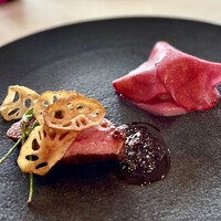 ラ・テラス イリゼ - ❺黒毛和牛
                〜牛肉を煮詰めたジュードブッフェソース、紅くるり大根のなかには蕪と銀杏、うえには蓮根チップを添えて。