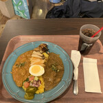 Kare Kaigi Shitsu - スパイスカレー２種盛（ご飯少なめ、南インド風シーフードケララカレー、ポークビンダルーカレー、カチュンバル、アチャール、キノコのビネガー炒め、ハラペーニョ）