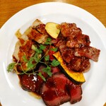 レストラン ギャラリー - 三種の肉盛合せ皿