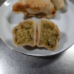 桃苑 - 餃子３丁（15個）包装1800円　断面です