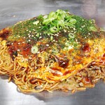 お好み焼き・鉄板焼き らっこ - 肉玉そば+イカ天（750円）