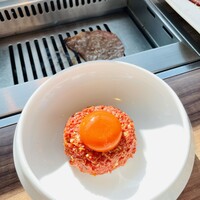 焼肉うしごろ 新宿三丁目店 - ユッケ、新鮮でおいしかった！コースとは別で単品注文。