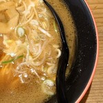 麺家　味勲拉 - 左側と比べるとなんだか寂しい盛り付けですね…