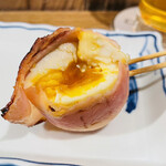 Kurafuto Biru To Sumibi Harebare - スパイス香る煮玉子のベーコン巻串（275円）