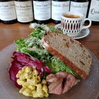 サリーヒルズ - 前菜は、自家製の胡桃入りブレッドとナチュラルなサラダ。ひよこ豆かなぁ？ほんのりカレー風味でヘルシーお肉もアクセント効いてます！