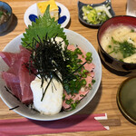 くろ吉 - 鮪とネギトロの山かけ丼定食 1680円。