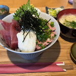 くろ吉 - 鮪とネギトロの山かけ丼定食 1680円。