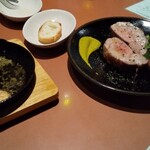 ワイン食堂 ホオバール - 左:海老ブロッコリーアヒージョ  右:三元豚のロースト～グリーンマスタードソース