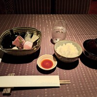 瀬里奈 本店 - 北海道産の天上ぶりのお刺身、お味噌汁、魚沼産コシヒカリご飯です。
