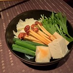 瀬里奈 - しゃぶしゃぶのお野菜です。新潟県産の山えのきや、九条ネギといった個性的なお野菜が揃っています。