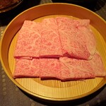 瀬里奈 - 熊本県産の特選牛リブロースのしゃぶしゃぶ肉・その２です。坂本冬美の「火の国の女」のように、火の国の精神が立ち込めた芸術的なリブロースです。