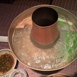 瀬里奈 - しゃぶしゃぶのお野菜の調理風景を、上から見た様子です。