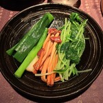 瀬里奈 - しゃぶしゃぶのスープで調理した水菜、新潟県産の山えのき、九条ネギです。