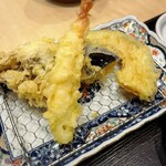 Nihombashi Karari - 最初に天ぷら4点…海老、舞茸、茄子、かぼちゃ