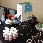 菊水荘 - 朝食会場のカウンターに置かれた白ワイン