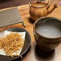 九つ井 玉川店 - 蕎麦焼酎の蕎麦湯割り　900円　お通しの揚げ蕎麦