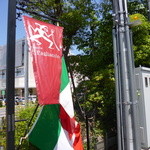 18988209 - 2013.05 イオンモール熱田の南側、このイタリア国旗とお店のシンボルマークの旗が目印ですが、、、