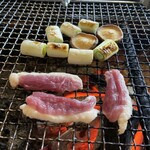ろばたやき山ろく - すぐ焼けます　ネギと一緒に食べてね