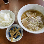 近江やラーメン - 料理写真:純手打チャーシューメン　ライス普通とセットのメンマ