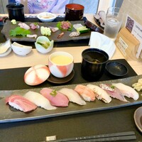 すし大 - 寿司と天ぷらの寿司8貫。クオリティー高い。
                    茶碗蒸しと赤だし